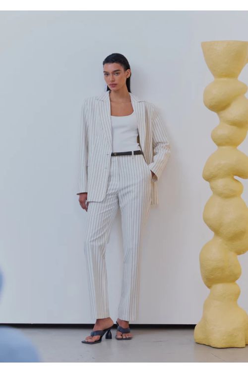 CALCA RETA ALFAIATARIA EM RISCATTO CAMEL VIVIANE FURRIER