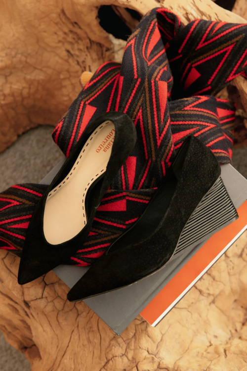 SCARPIN ANABELA DECOTE V PRETO TATIANA LOUREIRO