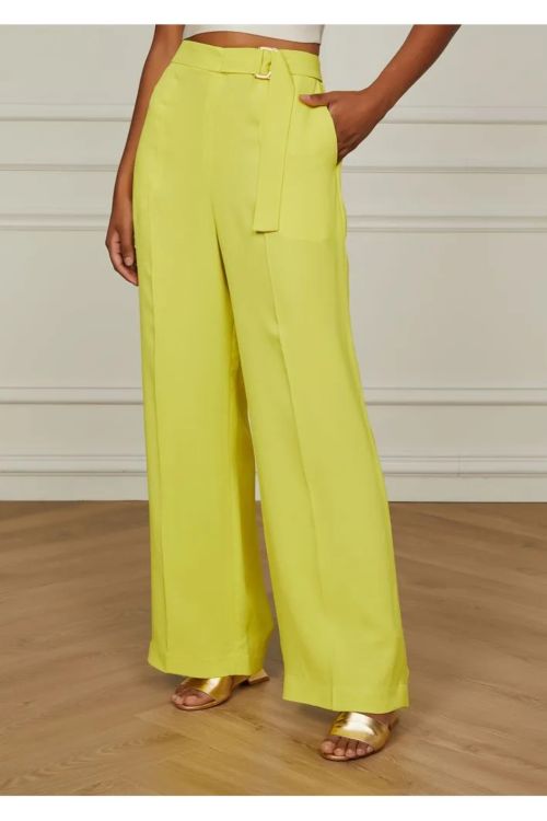 CALCA PANTALONA EM CREPE COM CINTO AMARELO ANIMALE