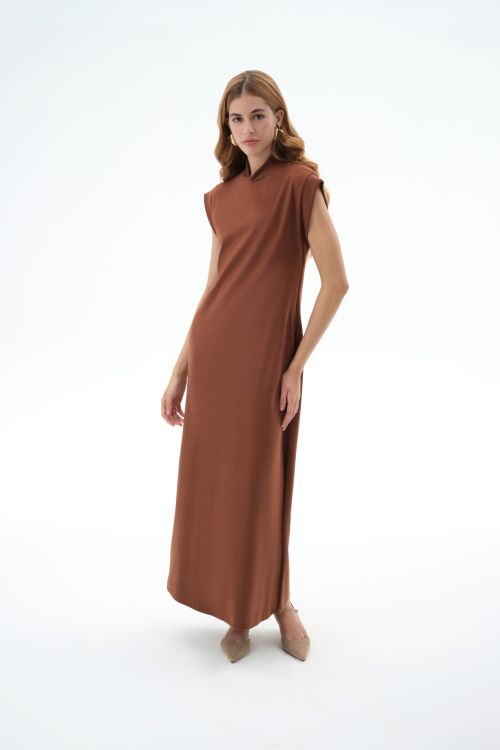 VESTIDO JULIETA LONGO SEM MANGA GOLA ALTA CHOCO ALEHA