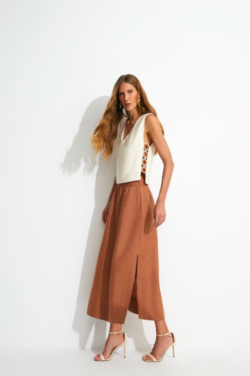 BLUSA CHLOE DETALHES NA LATERAL OFF/CAMELO ALEHA