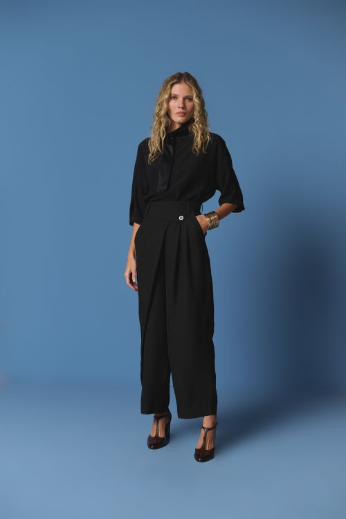 BLUSA GOLA ALTA ACETINADA PRETO BIANZA