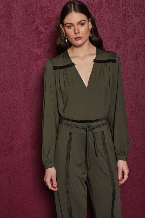BLUSA FLUITY LISO MANGA LONGA DETALHES EM FRANJA VERDE MILITAR VOAR